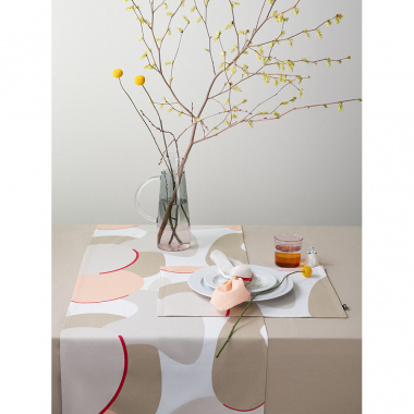 картинка Дорожка на стол из хлопка бежевого цвета с авторским принтом из коллекции Freak Fruit от магазина Tkano